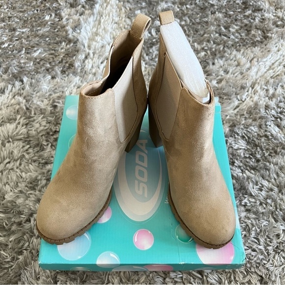 NWT Women’s Soda Glove Ankle Boot w/Lug Sole Elastic Gore Chunky Heels Size 8.5 - Picture 9 of 10